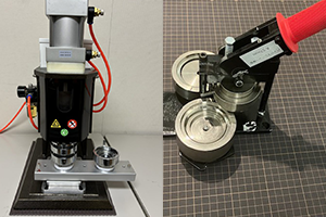 プレス機による組み立て工程