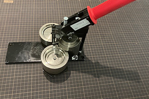プレス機による組み立て工程